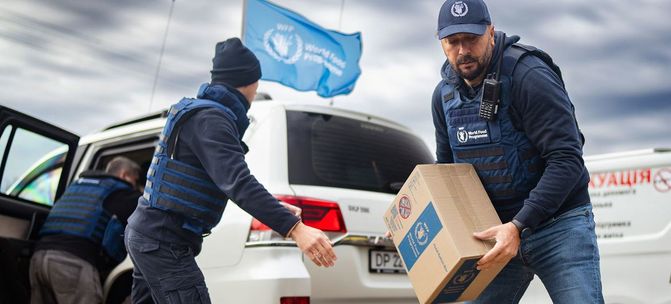 De la nourriture d'urgence est distribuée à Kryvorizhzhia, dans la région de Donetsk, sur la ligne de front, en Ukraine.